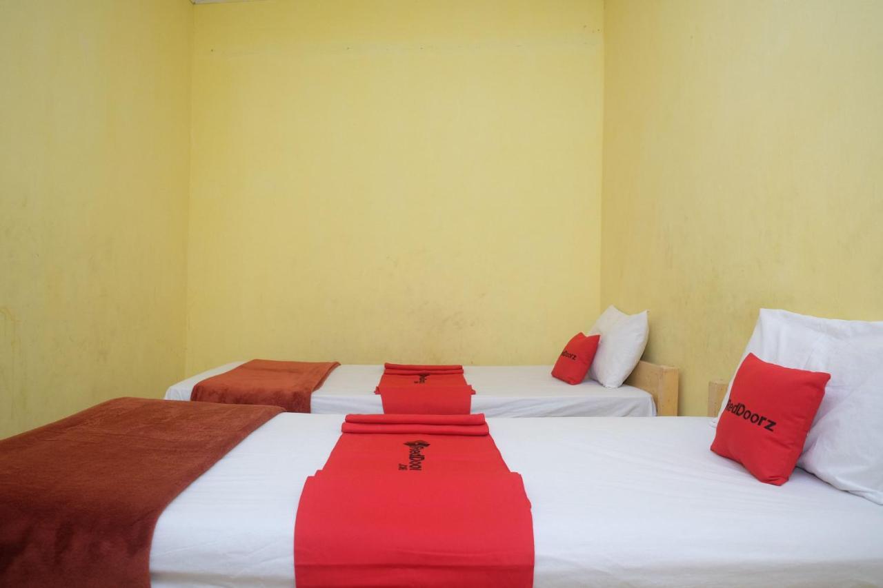 Reddoorz Near Pelabuhan Nusantara Parepare Esterno foto